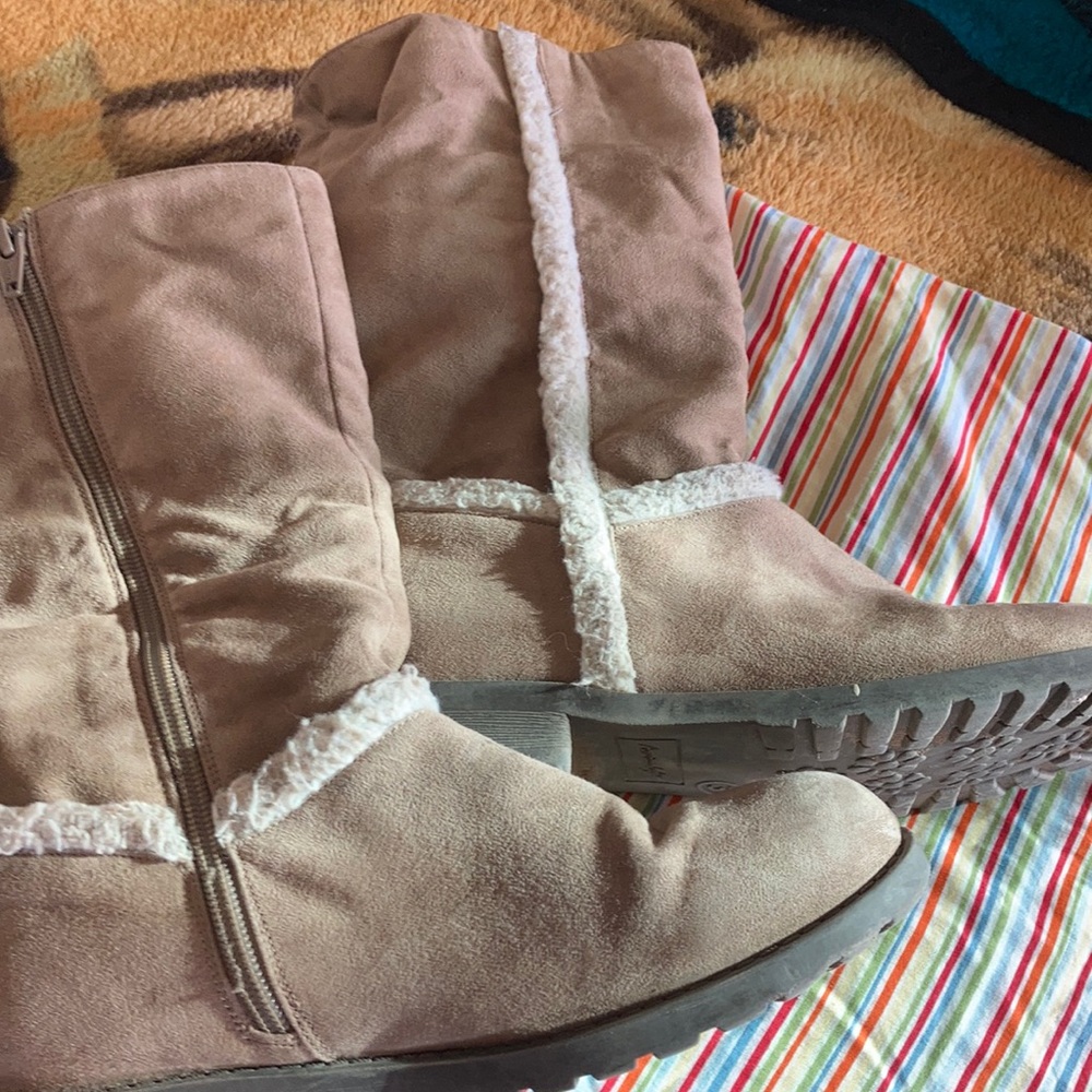 Boots - Picture 3 of 3